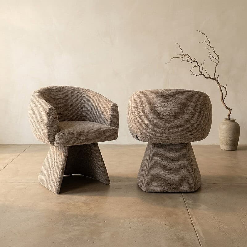 Comfortabele, moderne gestoffeerde fauteuil en bijzettafel in een minimalistisch interieur, perfect voor een stijlvolle woonkamer of lounge.
