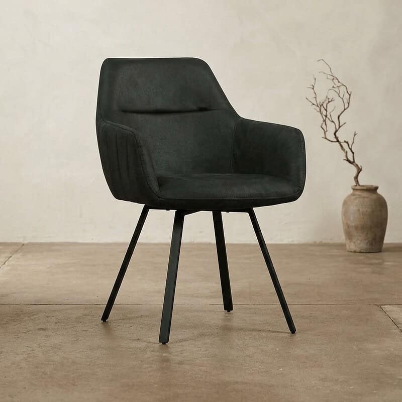 Zwarte fauteuil met comfortabele zitting en rugleuning, perfect voor een stijlvolle en gezellige zithoek.
