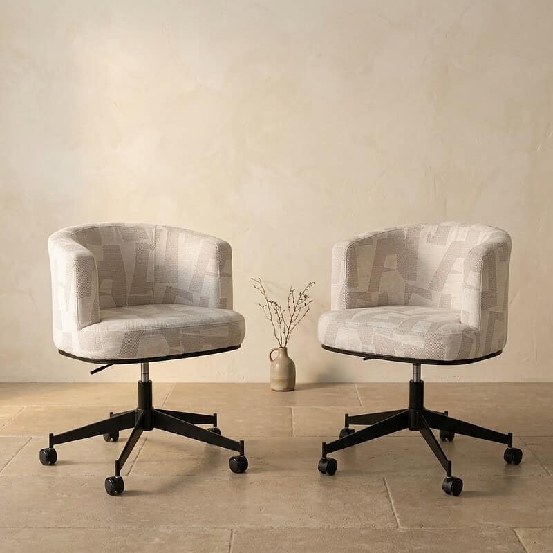 Zitstoelen van Mokana Meubelen met modern design en comfortabele zitting, ideaal voor kantoor of thuisgebruik.