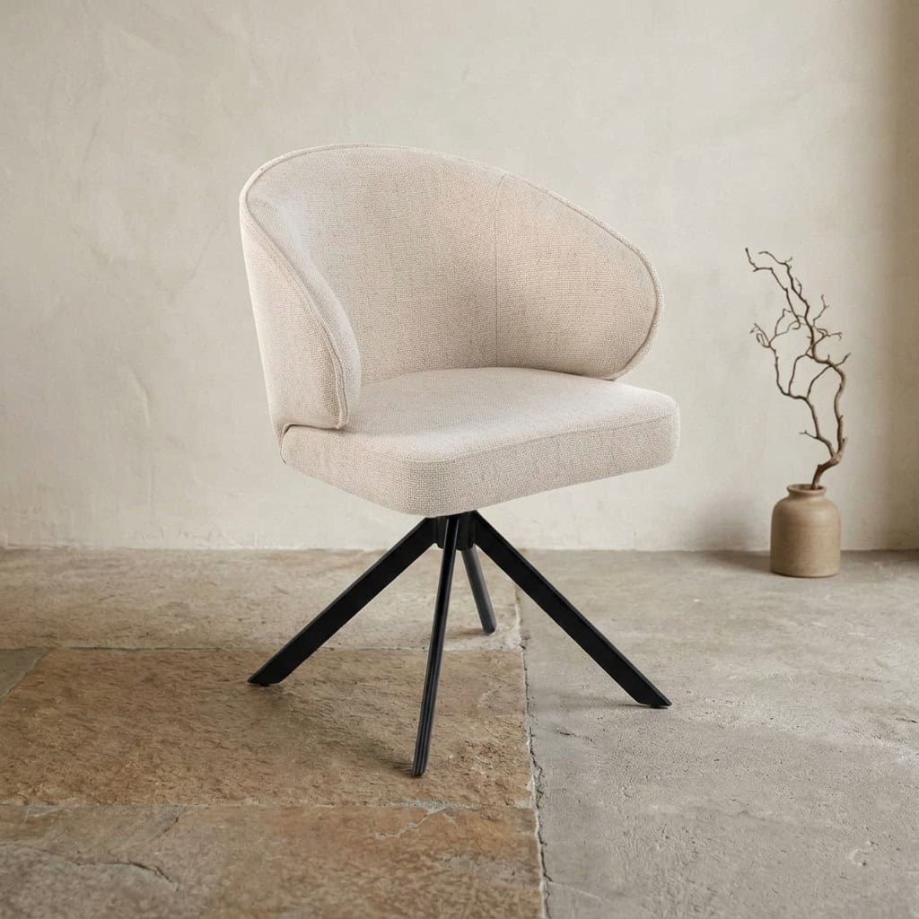 Moderne beige lounge stoel met zwarte houten poten, perfect voor een eigentijdse woonkamer of kantoor.