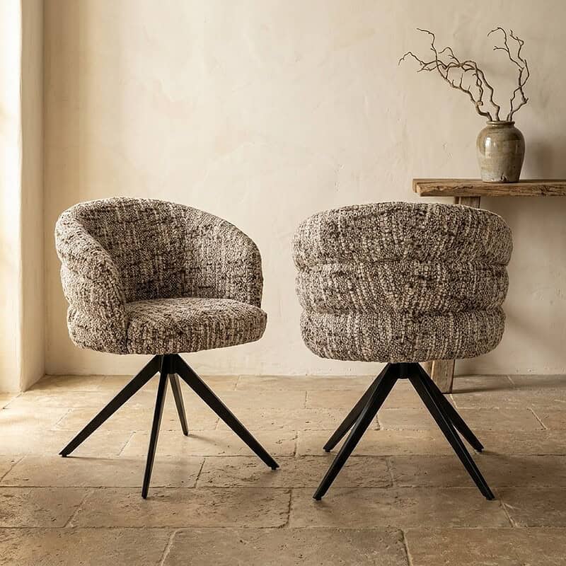 Moderne fauteuils met houten frame en zachte stoffen bekleding, perfect voor een stijlvolle en comfortabele zithoek.