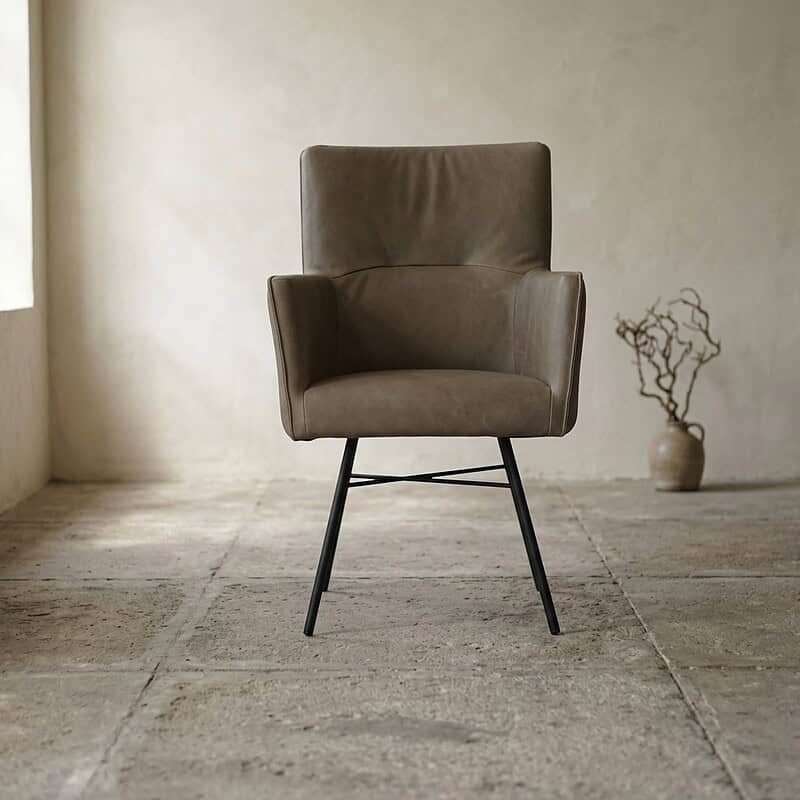 Moderner Ledersessel, bequeme Sitzecke, stilvolles Wohnzimmermöbel, schwarze Metallbeine, elegantes Design, langlebige Materialien, skandinavischer Einrichtungsstil, Wohnaccessoires, luxuriöses Sitzmöbel, zeitloses Design.