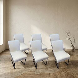 Moderne witte stoelen voor conferentieruimtes en wachtkamers, gestapeld voor gemakkelijke opslag en gebruik. Perfect voor zakelijke en professionele omgevingen.