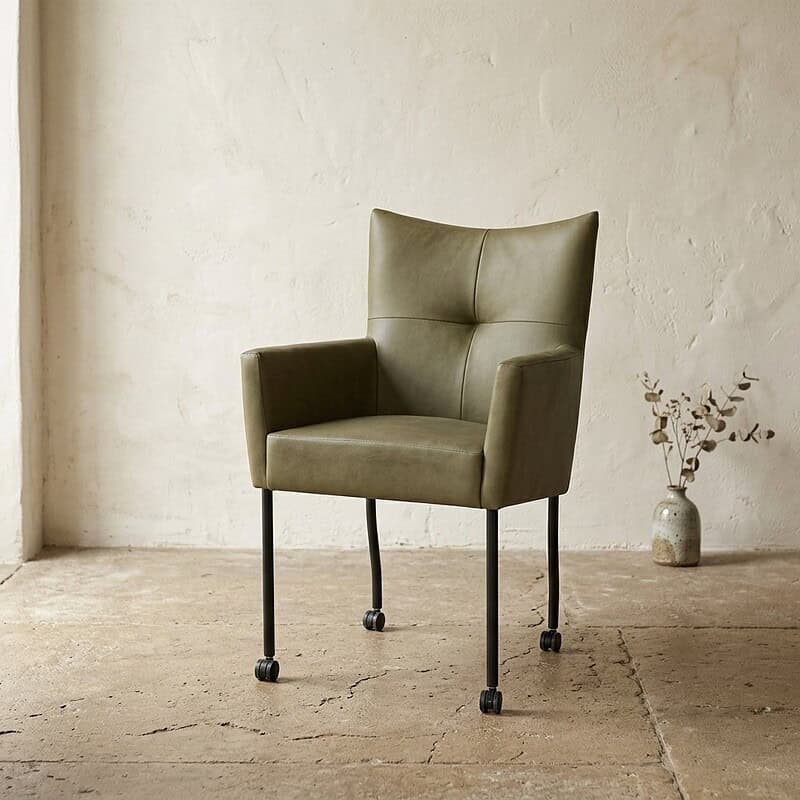 Mokana Meubelen - Moderne groene fauteuil met wieltjes Moderne groene fauteuil met hoge rugleuning en wieltjes, perfect voor kantoor of woonkamer, gemaakt door Mokana Meubelen.
