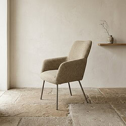 Elegante fauteuil van Mokana meubelen in een minimalistische interieursetting, perfect voor moderne woonruimtes. Gemaakt van hoogwaardige materialen voor comfort en duurzaamheid.