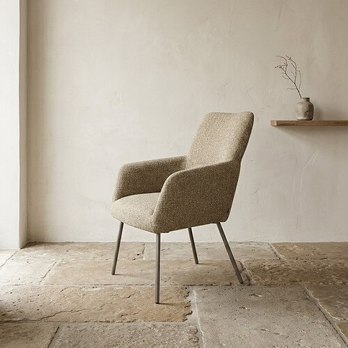 Elegante fauteuil van Mokana meubelen in een minimalistische interieursetting, perfect voor moderne woonruimtes. Gemaakt van hoogwaardige materialen voor comfort en duurzaamheid.