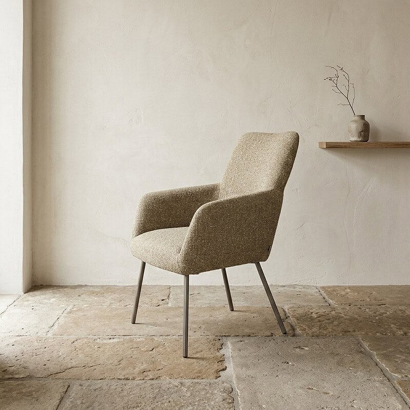 Elegante fauteuil van Mokana meubelen in een minimalistische interieursetting, perfect voor moderne woonruimtes. Gemaakt van hoogwaardige materialen voor comfort en duurzaamheid.
