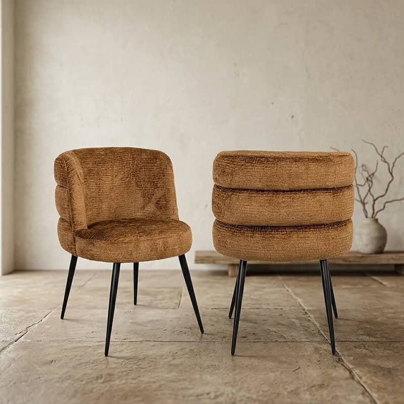 Moderne houten stoel en gestapelde kussens in een minimalistisch interieur, perfect voor woonkamer of lounge.