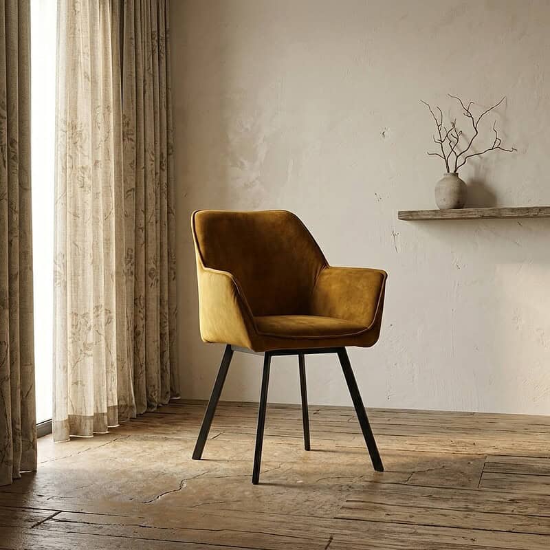 Moderne gele velvet stoel met zwarte poten in een lichte, minimalistische woonkamer met houten vloer en een decoratieve tak in een vaas.