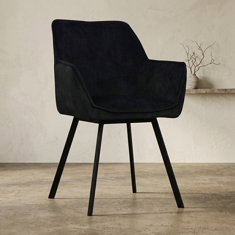 Zwarte eetkamerstoel met zachte bekleding en houten poten, ideaal voor een modern interieur. Perfect voor eetkamers, keukens of kantoorruimtes.