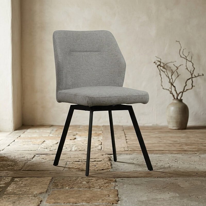 Moderne grijze eetkamerstoel met comfortabele bekleding en zwarte houten poten, ideaal voor een stijlvolle eetkamer of kantoorruimte.