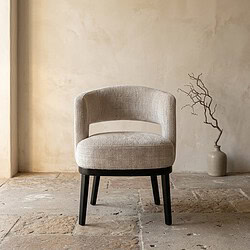 Moderne beige zitstoel met zwarte poten van Mokana meubelen, perfect voor een stijlvolle en comfortabele zithoek.