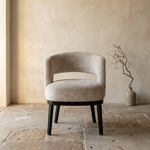 Moderne beige zitstoel met zwarte poten van Mokana meubelen, perfect voor een stijlvolle en comfortabele zithoek.
