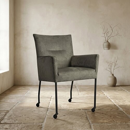 Eleganter grauer Sessel mit Metallbeinen und Rollen, perfekt für eine moderne Einrichtung. Hergestellt von Mokana Meubelen, vereint er Komfort und Stil für jedes Wohnzimmer.