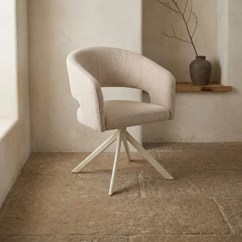 Moderne houten bureaustoel met zachte stoffen bekleding, ideaal voor thuiswerk of kantoor, in een minimalistisch interieur.