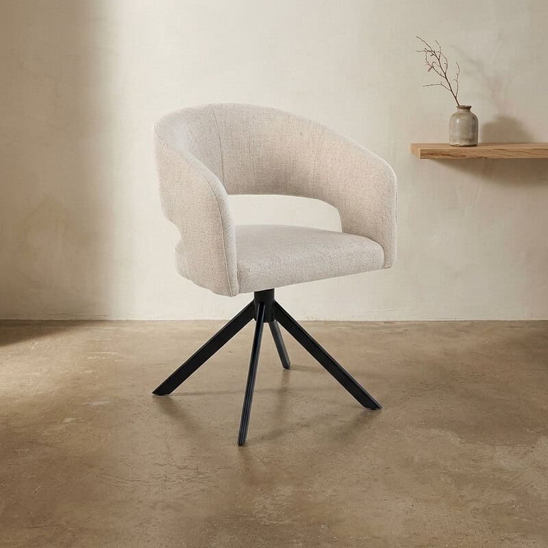Moderne houten draaistoel met zachte stoffen bekleding, perfect voor een stijlvolle en comfortabele zithoek.