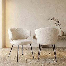 Moderne witte fauteuils met zachte bekleding en slanke zwarte poten, perfect voor een stijlvolle woonkamer of lounge.