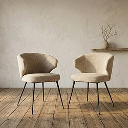 Twee moderne houten fauteuils met zachte bekleding in een minimalistisch interieur, perfect voor een stijlvolle woonkamer of lounge.