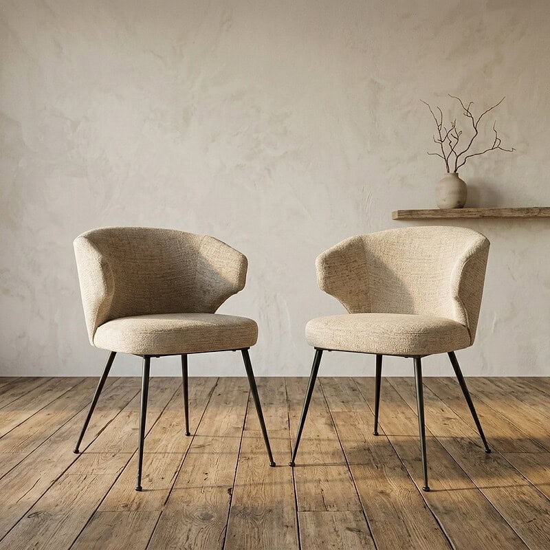 Twee moderne houten fauteuils met zachte bekleding in een minimalistisch interieur, perfect voor een stijlvolle woonkamer of lounge.