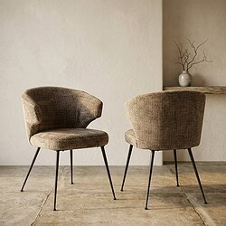 Twee stijlvolle houten eetkamerstoelen met zachte stoffen bekleding en slanke metalen poten, perfect voor een modern interieur.