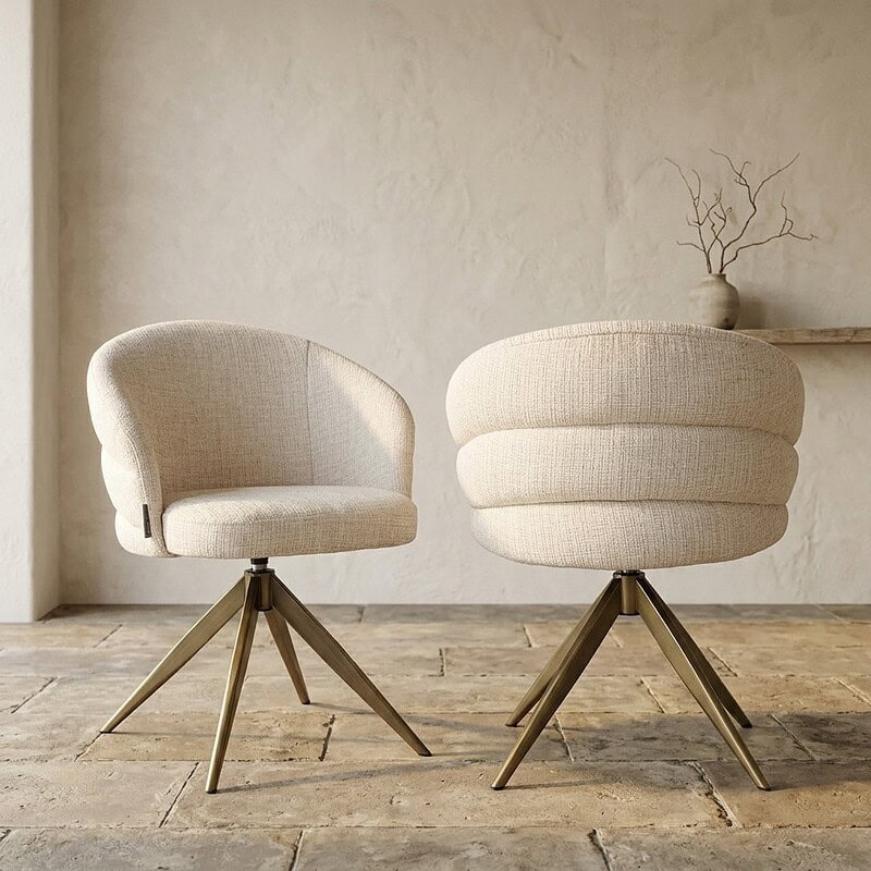 Moderne beige fauteuils en bijzettafels set met gouden poten, perfect voor een stijlvolle woonkamer of lounge. Elegant design met comfortabele bekleding en trendy uitstraling.