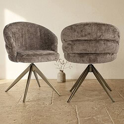 Twee stijlvolle, zachte stoffe stoelen met metalen poten, perfect voor een modern interieur. Ideaal voor woonkamer of kantoor, gecombineerd met minimalistisch design.