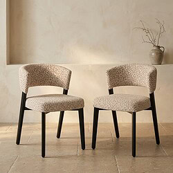 Twee elegante houten stoelen met beige bekleding en zwart frame, geschikt voor moderne interieurdecoratie.