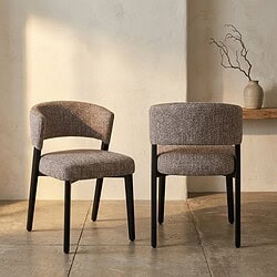 Moderne houten eetkamerstoelen met zachte stoffen bekleding, perfect voor een stijlvolle en comfortabele eetruimte.
