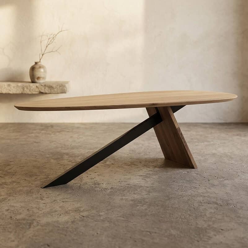 Moderne houten eettafel met uniek ontwerp en natuurlijke afwerking, perfect voor een stijlvolle eetkamer.