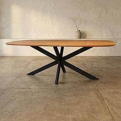 Moderne houten eettafel met zwart metalen onderstel, perfect voor een eigentijdse eetkamer of vergaderruimte, gecombineerd met minimalistisch design en natuurlijke materialen.