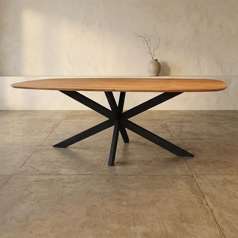 Moderne houten eettafel met zwart metalen onderstel, perfect voor een eigentijdse eetkamer of vergaderruimte, gecombineerd met minimalistisch design en natuurlijke materialen.