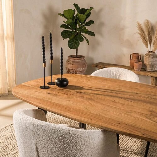 Moderne massief houten eettafel met natuurlijke afwerking, perfect voor een stijlvolle eetkamer.