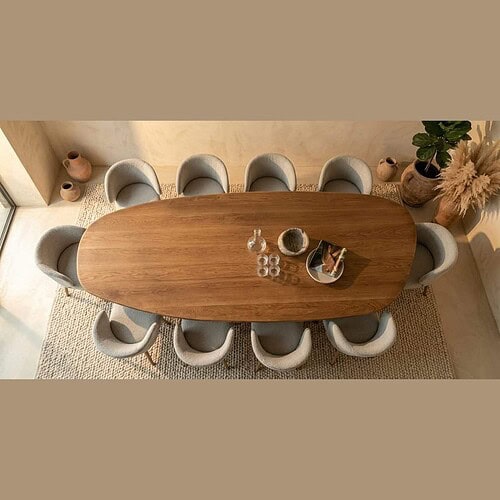 Moderne eettafel met 10 comfortabele stoelen in een stijlvolle eetkamer, perfect voor gezinsdiners en bijeenkomsten, gemaakt van hoogwaardig hout en design.