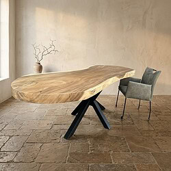 Moderne houten eettafel met uniek gevormd blad en zwart onderstel, perfect voor een stijlvolle eetkamer.