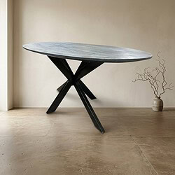 Moderne houten eettafel met zwart metalen onderstel, perfect voor een stijlvolle eetkamer of woonkamer. Duurzaam en elegant design, ideaal voor dagelijks gebruik en speciale gelegenheden.