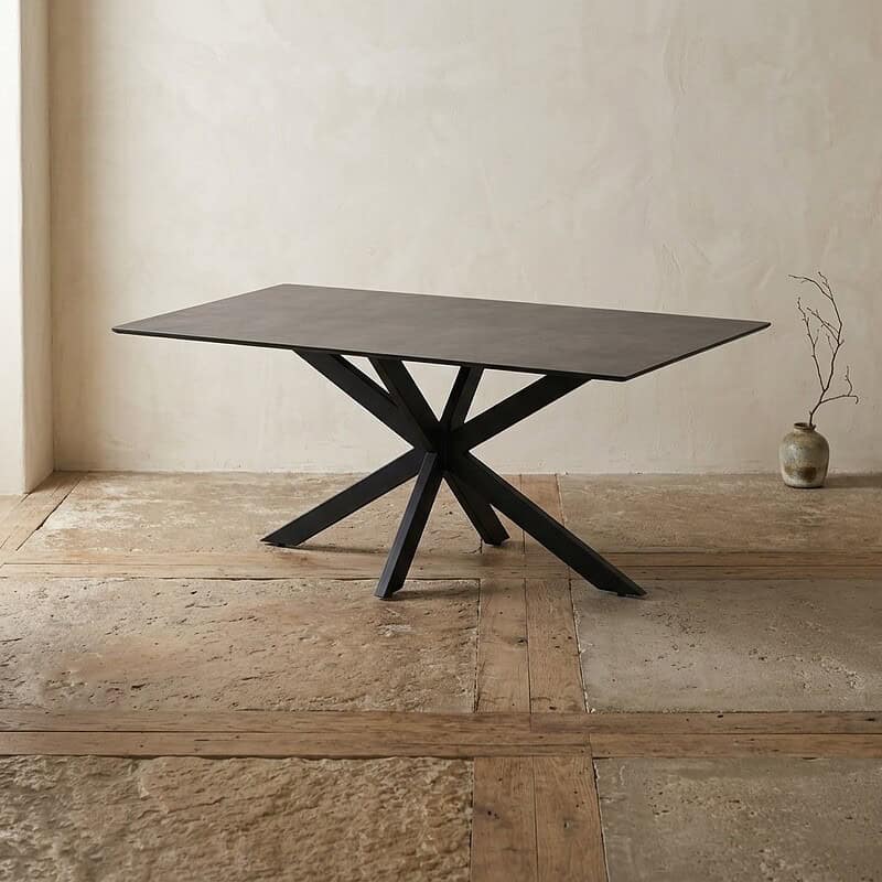 Moderne houten eettafel met uniek onderstel, perfect voor een stijlvolle eetkamer of vergaderruimte. Gemaakt van hoogwaardig hout met een strak en eigentijds design.