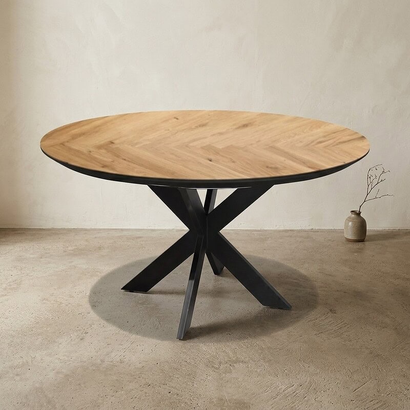 Moderne houten eettafel met zwart metalen onderstel, perfect voor een stijlvolle eetkamer of woonkamer, gemaakt door Mokana Meubelen.