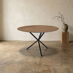Moderne houten eettafel met zwart metalen onderstel, perfect voor een stijlvolle eetkamer of woonkamer. Duurzaam en elegant design, ideaal voor dagelijks gebruik en speciale gelegenheden.