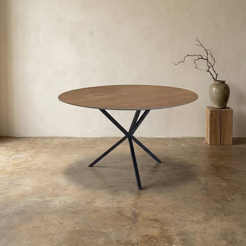 Moderne houten eettafel met zwart metalen onderstel, perfect voor een stijlvolle eetkamer of woonkamer. Duurzaam en elegant design, ideaal voor dagelijks gebruik en speciale gelegenheden.
