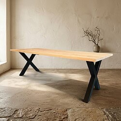 Moderne eettafel met houten blad en zwarte metalen poten, perfect voor een stijlvolle eetkamer of woonkamer.