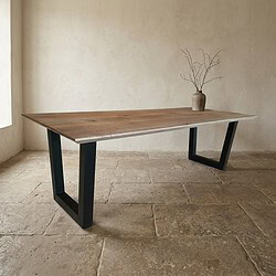 Moderne houten eettafel met zwart metalen onderstel, perfect voor een stijlvolle eetkamer of kantoorruimte. Gemaakt van hoogwaardig hout met een strak design voor een eigentijdse uitstraling.