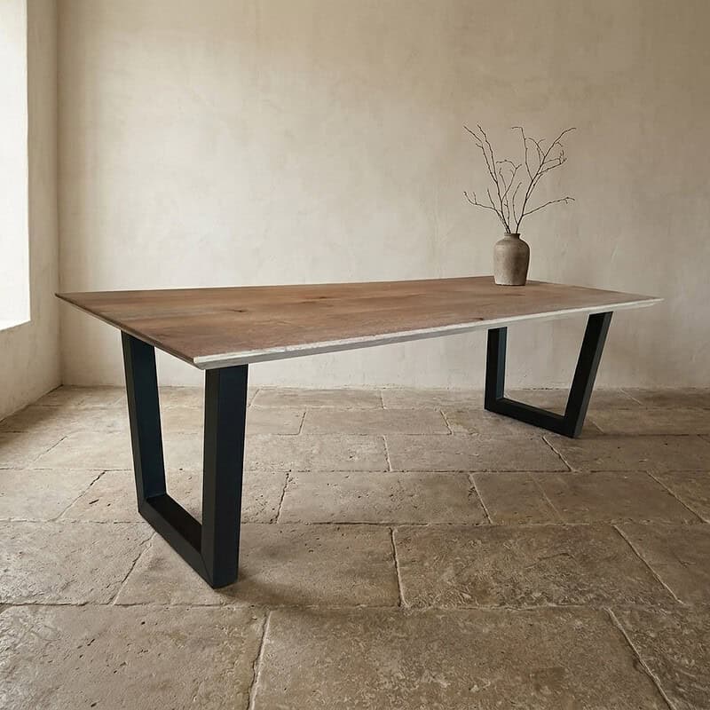 Moderne houten eettafel met zwart metalen onderstel, perfect voor een stijlvolle eetkamer of kantoorruimte. Gemaakt van hoogwaardig hout met een strak design voor een eigentijdse uitstraling.