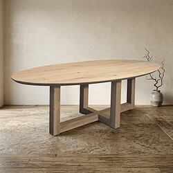 Moderne massief houten eettafel met ovale vorm en strakke poten, perfect voor een stijlvolle eetkamer. Gemaakt van hoogwaardig hout, combineert functionaliteit met elegantie.