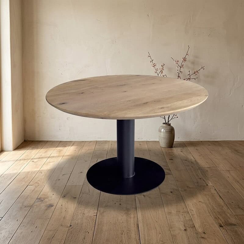 Moderne eettafel met houten blad en zwart onderstel, perfect voor een stijlvolle eetkamer.