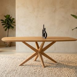 Moderne massief houten eettafel in een minimalistisch interieur, omringd door planten en natuurlijke decoratie, perfect voor een stijlvolle eetruimte.