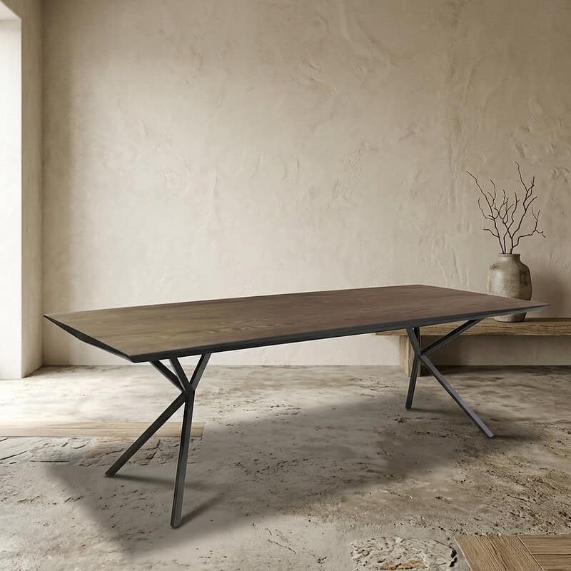 Moderne eettafel met houten blad en zwart metalen onderstel, perfect voor een eigentijdse eetkamer of kantoorruimte.