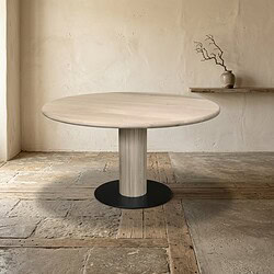 Moderne massief houten eettafel met zwart metalen voet, perfect voor een stijlvolle eetkamer of woonruimte. Duurzaam en elegant design, ideaal voor dagelijks gebruik en speciale gelegenheden.