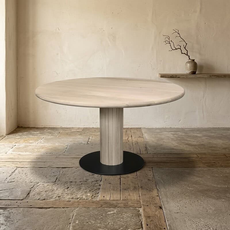 Moderne massief houten eettafel met zwart metalen voet, perfect voor een stijlvolle eetkamer of woonruimte. Duurzaam en elegant design, ideaal voor dagelijks gebruik en speciale gelegenheden.