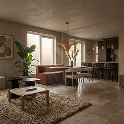 Gezellige woonkamer met grote ramen, comfortabele bank, houten meubels en groene planten, perfect voor een warme en uitnodigende sfeer.