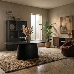 Moderne woonkamer met Mokana meubelen, natuurlijke kleuren en stijlvolle decoratie, inclusief een grote tafel, bank en planten voor een gezellige sfeer.